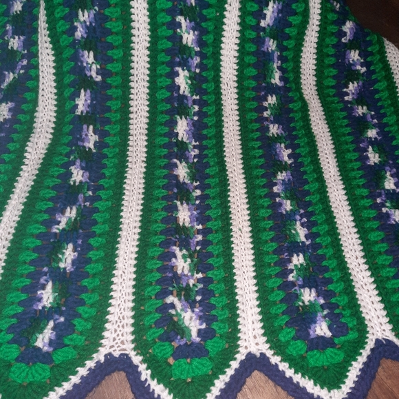 Hand crotchet throw blanket - Picture 2 of 8